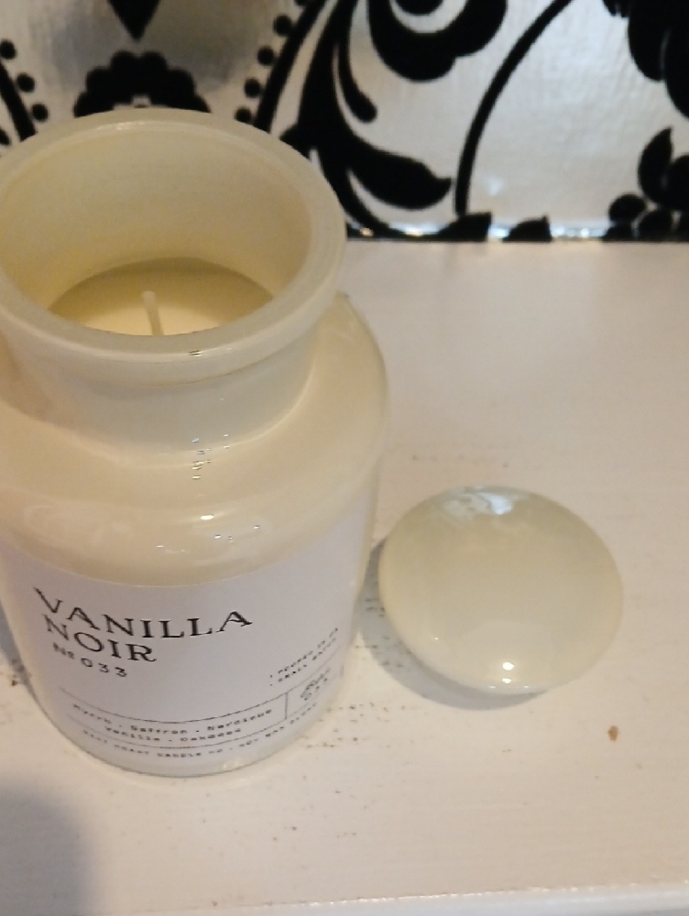 Vanilla Noir Candle - Picture 2 of 2